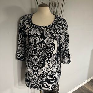 Black and white 3/4 sleeve top.